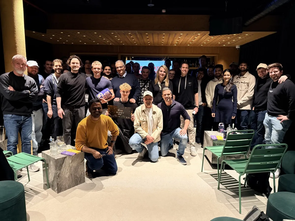 Gruppenfoto aller Teilnehmer